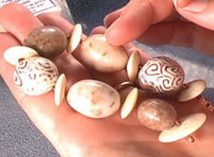 2008-12-01-flower-petal-bead-jewelry-90051-03